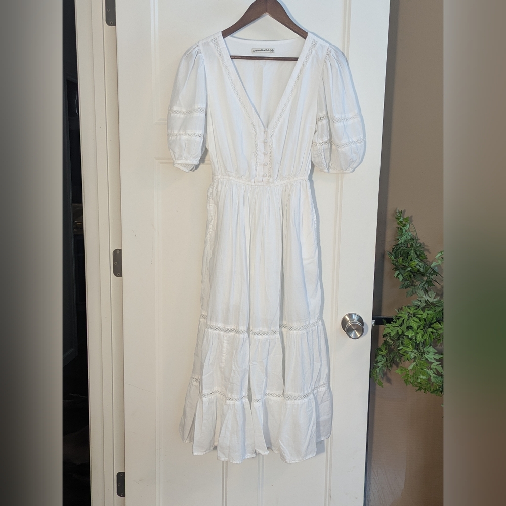 Abercrombie & Fitch White Tiered V‑Neck Midi Dress